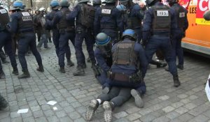 Manifestation à Paris: des heurts place d'Italie