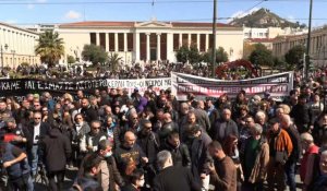 Accident ferroviaire en Grèce: des milliers de personnes manifestent devant l'Académie d'Athènes
