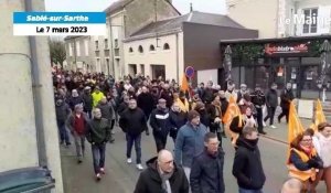 VIDÉO. Grève du 7 mars : à Sablé-sur-Sarthe, les manifestants arrivent place de La Poste