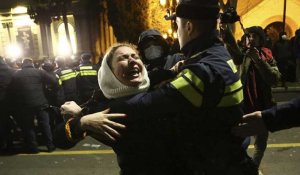 Géorgie : la police a utilisé des canons à eau pour disperser les manifestants près du Parlement
