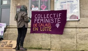Rassemblement féministe devant le théâtre de Calais