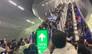 Des centaines de manifestants d'extrême droite arrivent à la gare de Jérusalem