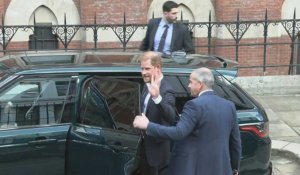 Images du Prince Harry montant dans une voiture à sa sortie de la Haute-Cour de Londres