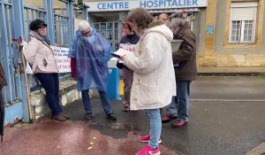 Rassemblement contre la suspension des accouchements à Sedan