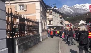 Albertville : les manifestants jettent des œufs sur la sous-préfecture