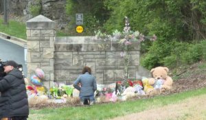 USA: mémorial improvisé à l'extérieur de l'école où une tuerie a fait six morts dont trois enfants