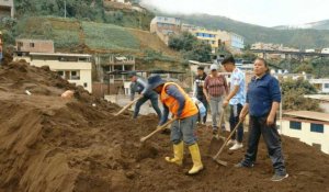 Équateur : des parents creusent pour retrouver leurs proches après un glissement de terrain