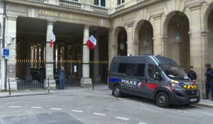Retraites : images de policiers devant le Conseil constitutionnel à Paris
