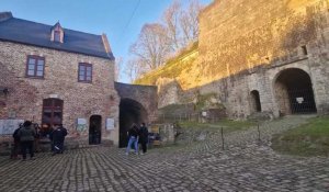 Lors de la visite aux lampions du château fort de Guise, la guide Romy explique l'usage des souterrains au Môyen-Âge.