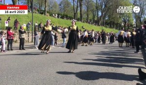 VIDEO. A Vannes, la foule pour le défilé Tradi’Deiz 