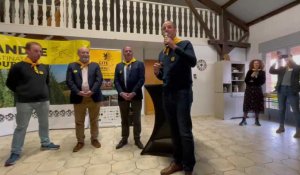 César Storet, vice-président à la culture de la CCFI, lance un chant flamand pour soutenir la Cité de la bière en Flandre