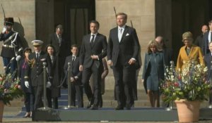 Le président français Macron accueilli par le roi des Pays-Bas à Amsterdam