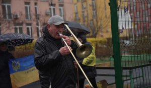 En Ukraine, un musicien joue l'hymne national chaque matin jusqu'à la "victoire"