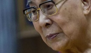 Le Dalaï Lama s’excuse d’avoir dit à un enfant de lui « sucer la langue »