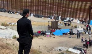 Des migrants campent à la frontière entre le Mexique et les USA avant la fin du Titre 42