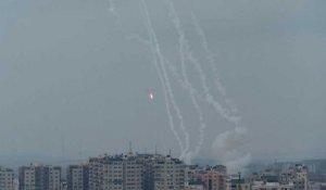 Roquettes tirées de Gaza vers Israël, colonnes de fumée après des raids
