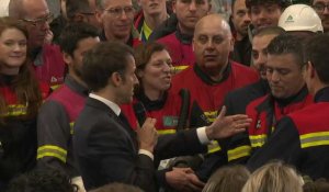 Dunkerque: "Je disais qu'il suffisait de traverser la rue, là il faut faire un mètre" (Macron)