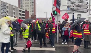 Dunkerque : les premiers manifestants font du bruit devant la sous préfecture