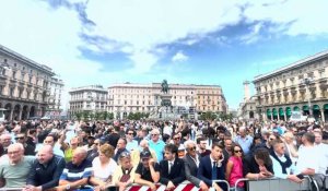 À Milan, des milliers de personnes se réunissent pour rendre un ultime hommage à Berlusconi