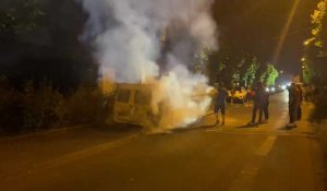 Les élus de Charleville éteignent un feu de voiture pendant les émeutes de juin/juillet 2023
