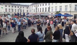 Rassemblement des élus devant l'hôtel de ville de Châlons-en-Champagne