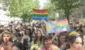Départ de la marche parisienne des fiertés LGBT+