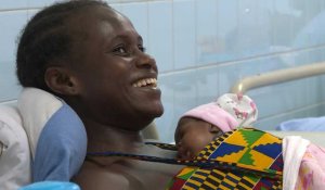 En Côte d'Ivoire, la méthode "kangourou" pour sauver les bébés prématurés