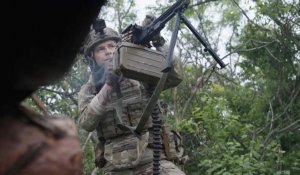 Près de Bakhmout, des soldats ukrainiens tirent en direction des positions russes