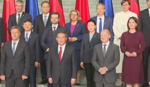 Des responsables allemands et chinois posent pour une photo de famille à Berlin