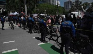 La police présente en nombre devant un tribunal de Miami, où Trump doit comparaître