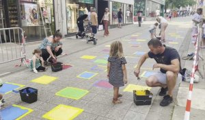 VIDÉO. À Lisieux, les habitants et commerçants colorent les pavés de la rue Pont-Mortain