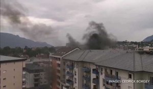 Chambéry: les images de l'incendie qui a pris dans le parking d'un immeuble, rue de l'Iseran