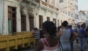 Cuba: scène à l'extérieur d'une maison brûlée après un incendie qui a fait 7 morts