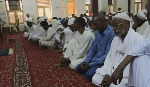 Des Soudanais participent aux prières de l'Aïd Al-Fitr à Omdourman