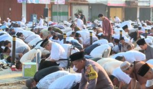 Des musulmans indonésiens prient à l'occasion de l'Aïd al-Fitr