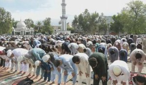 Pakistan: des fidèles musulmans marquent la fin du ramadan avec des prières pour l'Aïd el-Fitr