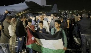 Des évacués du Soudan arrivent à l'aéroport militaire d'Amman