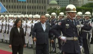 Cérémonie de bienvenue pour le président guatémaltèque à Taïwan