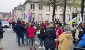 Boulogne : la "casserolade" a rameuté une centaine de personnes devant la sous-préfecture