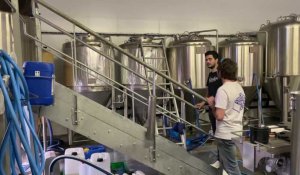 Lucien, co-gérant de la Brasserie Chromatique présente ses bières médaillées au concours international de Lyon