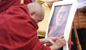 Après une vidéo polémique, des centaines de Tibétains à Paris en soutien au Dalaï Lama