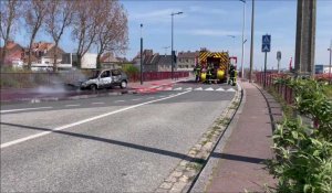 Une voiture en feu quai du Danube à Calais