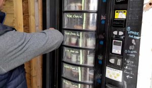Burbure : Jean Charles Barbier explique le fonctionnement de son distributeur automatique
