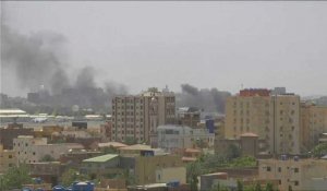 Sixième jour de combats: de la fumée s'élève près de l'aéroport de Khartoum
