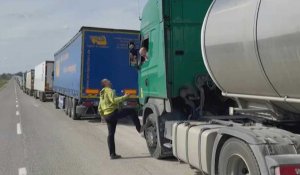 "C'est la misère": le calvaire des routiers bloqués entre l'Ukraine et la Pologne