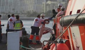 Des migrants débarquent à Grande Canarie après avoir été secourus en mer