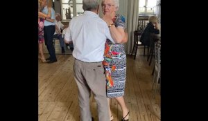 Faire la fête avec les seniors : au coeur du repas-dansant à Bollezeele