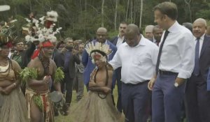 PNG: Emmanuel Macron visite une forêt avec le Premier ministre James Marape