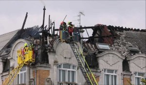 La toiture de l'hôtel Le Moderne d'Arras ravagée par les flammes