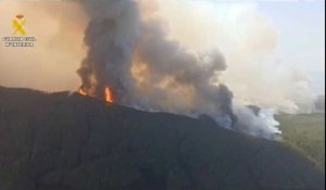 Espagne: images des pompiers luttant contre un important incendie de forêt à Tenerife